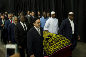 Pallbearers escort the casket of boxing legend Muhammad Ali during the Jenazah prayer service at Freedom Hall on June 9, 2016 in Louisville, Kentucky. / AFP PHOTO / JIM WATSON